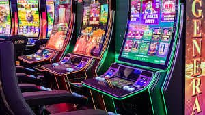 du81 app ကာစီနိုတွင် Baccarat နှင့် Roulette ကစားနေသောမြင်ကွင်း